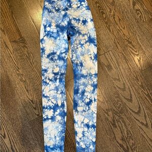 lululemon women’s blue and white Leggings